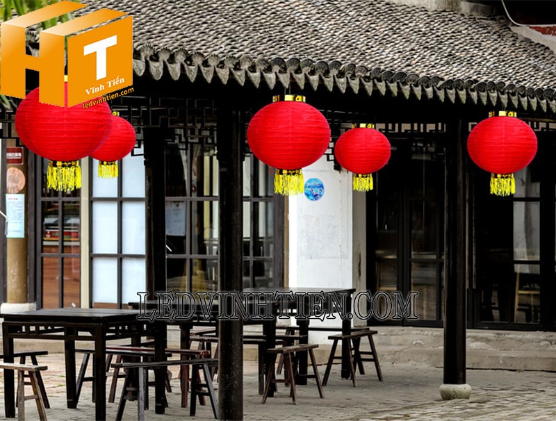 Đèn lồng vải tròn tua vàng