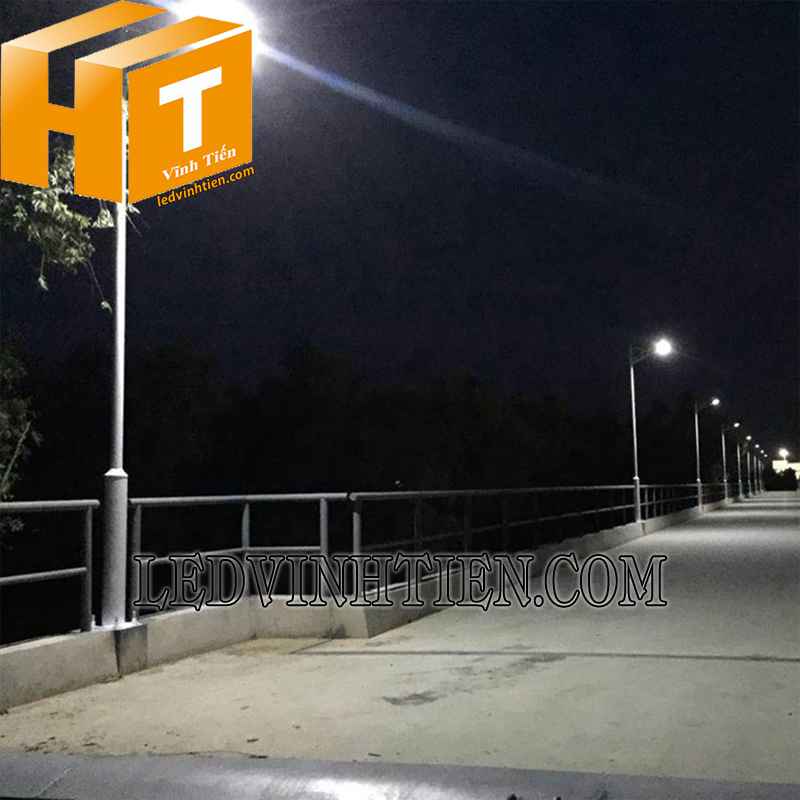 đèn đường led năng lượng mặt trời 100W giá rẻ