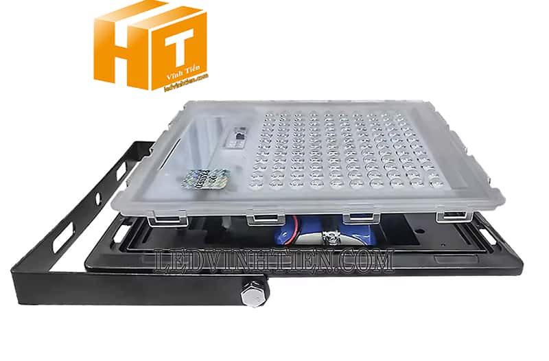 Đèn pha led năng lượng mặt trời 200W