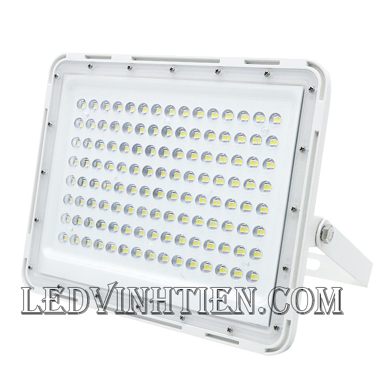 Đèn pha led năng lượng mặt trời thấu kính 200W. sử dụng năng lượng mặt trời chiếu sáng từ 3-5 năm không lo tốn tiền điện,  hiêu JINDIAN, Thời gian chiếu sáng đến 12-14 giờ liên tục, Đèn có tính năng tự động bật khi trời tối và tắt khi trời sáng.  Lắp đặt dễ dàng, phù hợp mọi địa hình,  Thắp sáng suốt đêm, tránh xa sự dòm ngó của trộm cắp  Kèm theo điều khiển bật/tắt từ xa và chế độ hằng giờ hiện đại giúp cuộc sống của bạn dễ dàng và tiện lợi hơn bao giờ hết.  Tấm pin công nghệ Poly, tuổi thọ lên đến 10-12 năm. Thích hợp lắp đặt trong nhà, các ki ốt, nhà hàng, trên tàu thuyền. sản phẩm đèn năng lượng dùng ngoài trời, loại tốt, giá rẻ, chất lượng, siêu sáng, cảm úng chuyển động, chính hãng ledvinhtien.com