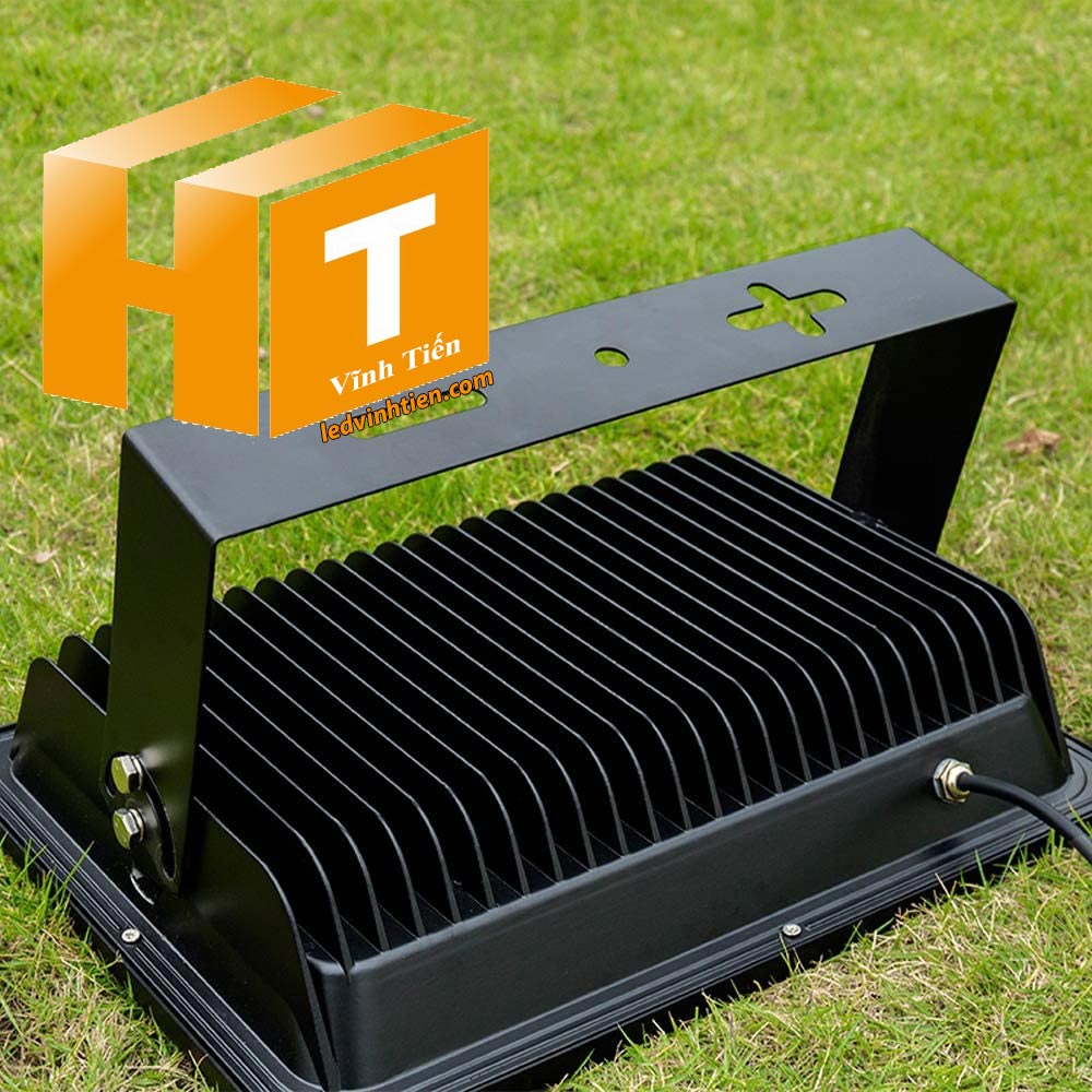 Hình ảnh chi tiết mọi góc cạnh của Đèn pha chiếu điểm 200W loại tốt, giá rẻ, đủ công suất, dùng chiếu sáng ngoài trời là sản phẩm của công ty đèn led Vĩnh Tiến, nhập khẩu và phân phối sỉ đèn pha chiếu xa, mã đèn DPLVD-100W-VTHT ledvinhtien.com được sử dụng cho chiếu sáng biển quảng cáo, sân chơi thể thao, chiếu sáng cho các nhà xưởng, bảng hiệu, bảng quảng cáo,chiếu sáng công cộng,chiếu sáng sân vườn Đèn pha led ly sử dụng chip tụ quang công xuất 200W IP66, 67, 65, ÁNH SÁNG TRẮNG, VÀNG | Góc chiếu 60 độ | LEDVINHTIEN.COM chuyên đèn led công nghiệp chiếu sáng xa, rộng, chiếu sáng bảng hiệu, chiếu sáng bảng quảng cáo DÙNG CHIẾU SÁNG NGOÀI TRỜI, SÂN VẬN ĐỘNG, SÂN BANH, QUẢNG TRƯỜNG, CÔNG VIÊN,...