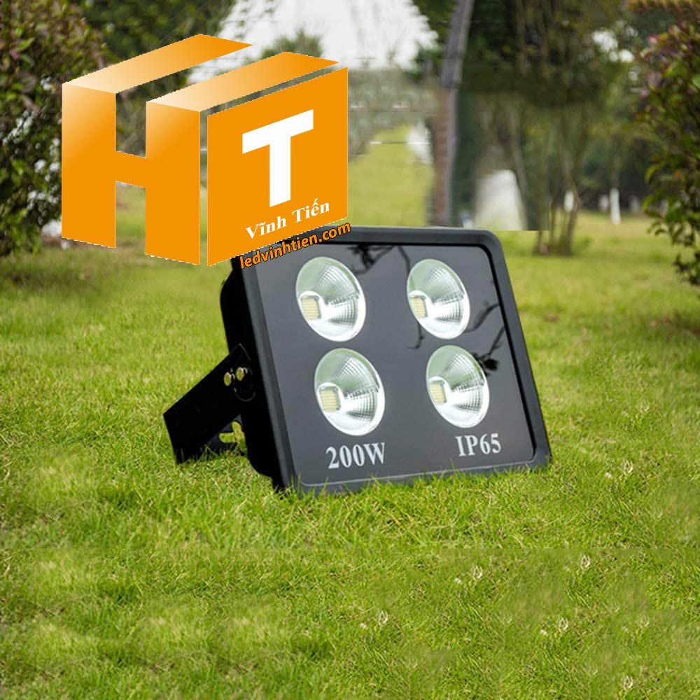 Hình ảnh chi tiết mọi góc cạnh của Đèn pha chiếu điểm 200W loại tốt, giá rẻ, đủ công suất, dùng chiếu sáng ngoài trời là sản phẩm của công ty đèn led Vĩnh Tiến, nhập khẩu và phân phối sỉ đèn pha chiếu xa, mã đèn DPLVD-100W-VTHT ledvinhtien.com được sử dụng cho chiếu sáng biển quảng cáo, sân chơi thể thao, chiếu sáng cho các nhà xưởng, bảng hiệu, bảng quảng cáo,chiếu sáng công cộng,chiếu sáng sân vườn Đèn pha led ly sử dụng chip tụ quang công xuất 200W IP66, 67, 65, ÁNH SÁNG TRẮNG, VÀNG | Góc chiếu 60 độ | LEDVINHTIEN.COM chuyên đèn led công nghiệp chiếu sáng xa, rộng, chiếu sáng bảng hiệu, chiếu sáng bảng quảng cáo DÙNG CHIẾU SÁNG NGOÀI TRỜI, SÂN VẬN ĐỘNG, SÂN BANH, QUẢNG TRƯỜNG, CÔNG VIÊN,...