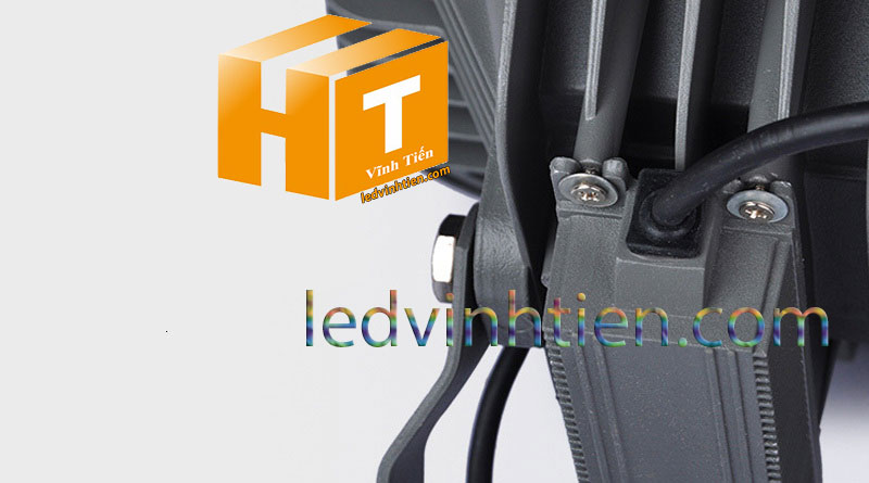 Hình ảnh chi tiết mọi góc cạnh của Đèn pha led 200W HT loại tốt, giá rẻ, đủ công suất, dùng chiếu sáng ngoài trời, được sử dụng cho chiếu sáng biển quảng cáo, sân chơi thể thao, chiếu sáng cho các nhà xưởng, bảng hiệu, bảng quảng cáo,chiếu sáng công cộng,chiếu sáng sân vườn, IP66, 67, 65, ÁNH SÁNG TRẮNG, VÀNG | Góc chiếu 60 độ | LEDVINHTIEN.COM chuyên đèn led công nghiệp chiếu sáng xa, rộng, chiếu sáng bảng hiệu, chiếu sáng bảng quảng cáo DÙNG CHIẾU SÁNG NGOÀI TRỜI, SÂN VẬN ĐỘNG, SÂN BANH, QUẢNG TRƯỜNG, CÔNG VIÊN,...là sản phẩm của công ty đèn led Vĩnh Tiến, vinhtien.com