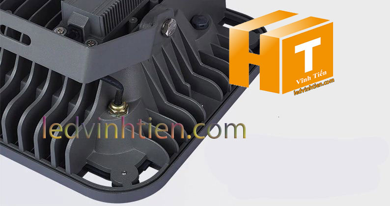 Hình ảnh chi tiết mọi góc cạnh của Đèn pha led 200W HT loại tốt, giá rẻ, đủ công suất, dùng chiếu sáng ngoài trời, được sử dụng cho chiếu sáng biển quảng cáo, sân chơi thể thao, chiếu sáng cho các nhà xưởng, bảng hiệu, bảng quảng cáo,chiếu sáng công cộng,chiếu sáng sân vườn, IP66, 67, 65, ÁNH SÁNG TRẮNG, VÀNG | Góc chiếu 60 độ | LEDVINHTIEN.COM chuyên đèn led công nghiệp chiếu sáng xa, rộng, chiếu sáng bảng hiệu, chiếu sáng bảng quảng cáo DÙNG CHIẾU SÁNG NGOÀI TRỜI, SÂN VẬN ĐỘNG, SÂN BANH, QUẢNG TRƯỜNG, CÔNG VIÊN,...là sản phẩm của công ty đèn led Vĩnh Tiến, vinhtien.com