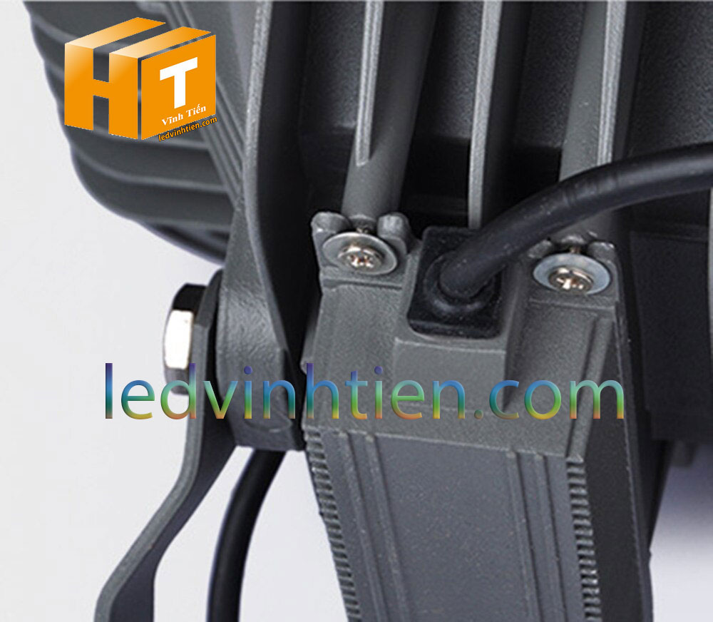 Hình ảnh chi tiết mọi góc cạnh của Đèn pha led 200W HT loại tốt, giá rẻ, đủ công suất, dùng chiếu sáng ngoài trời, được sử dụng cho chiếu sáng biển quảng cáo, sân chơi thể thao, chiếu sáng cho các nhà xưởng, bảng hiệu, bảng quảng cáo,chiếu sáng công cộng,chiếu sáng sân vườn, IP66, 67, 65, ÁNH SÁNG TRẮNG, VÀNG | Góc chiếu 60 độ | LEDVINHTIEN.COM chuyên đèn led công nghiệp chiếu sáng xa, rộng, chiếu sáng bảng hiệu, chiếu sáng bảng quảng cáo DÙNG CHIẾU SÁNG NGOÀI TRỜI, SÂN VẬN ĐỘNG, SÂN BANH, QUẢNG TRƯỜNG, CÔNG VIÊN,...là sản phẩm của công ty đèn led Vĩnh Tiến, vinhtien.com