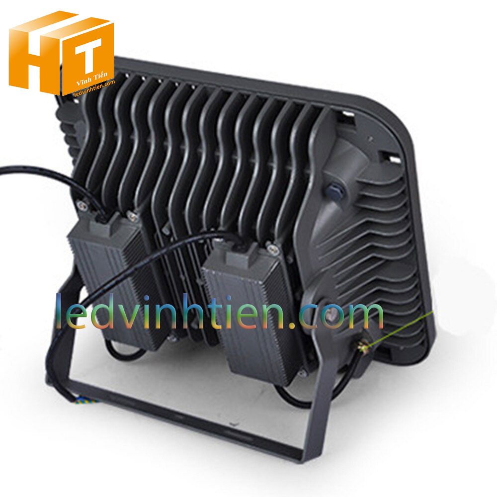 Hình ảnh chi tiết mọi góc cạnh của Đèn pha led 200W HT loại tốt, giá rẻ, đủ công suất, dùng chiếu sáng ngoài trời, được sử dụng cho chiếu sáng biển quảng cáo, sân chơi thể thao, chiếu sáng cho các nhà xưởng, bảng hiệu, bảng quảng cáo,chiếu sáng công cộng,chiếu sáng sân vườn, IP66, 67, 65, ÁNH SÁNG TRẮNG, VÀNG | Góc chiếu 60 độ | LEDVINHTIEN.COM chuyên đèn led công nghiệp chiếu sáng xa, rộng, chiếu sáng bảng hiệu, chiếu sáng bảng quảng cáo DÙNG CHIẾU SÁNG NGOÀI TRỜI, SÂN VẬN ĐỘNG, SÂN BANH, QUẢNG TRƯỜNG, CÔNG VIÊN,...là sản phẩm của công ty đèn led Vĩnh Tiến, vinhtien.com