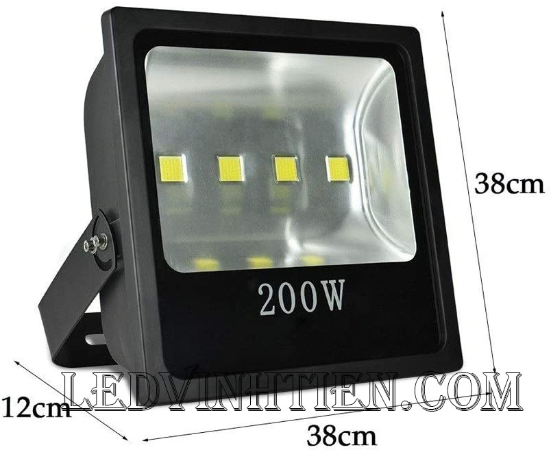 Đèn pha led vỏ đen 200W là sản phẩm của công ty đèn led Vĩnh Tiến, nhập khẩu và phân phối sỉ đèn pha chiếu xa, mã đèn DPLVD-200W-VTHT ledvinhtien.com được sử dụng cho chiếu sáng biển quảng cáo, sân chơi thể thao, chiếu sáng cho các nhà xưởng, bảng hiệu, bảng quảng cáo,chiếu sáng công cộng,chiếu sáng sân vườn Đèn pha led ly sử dụng chip tụ quang công xuất 200W IP66, 67, 65, ÁNH SÁNG TRẮNG, VÀNG | Góc chiếu 60 độ | LEDVINHTIEN.COM chuyên đèn led công nghiệp chiếu sáng xa, rộng, chiếu sáng bảng hiệu, chiếu sáng bảng quảng cáo DÙNG CHIẾU SÁNG NGOÀI TRỜI, SÂN VẬN ĐỘNG, SÂN BANH, QUẢNG TRƯỜNG, CÔNG VIÊN,...