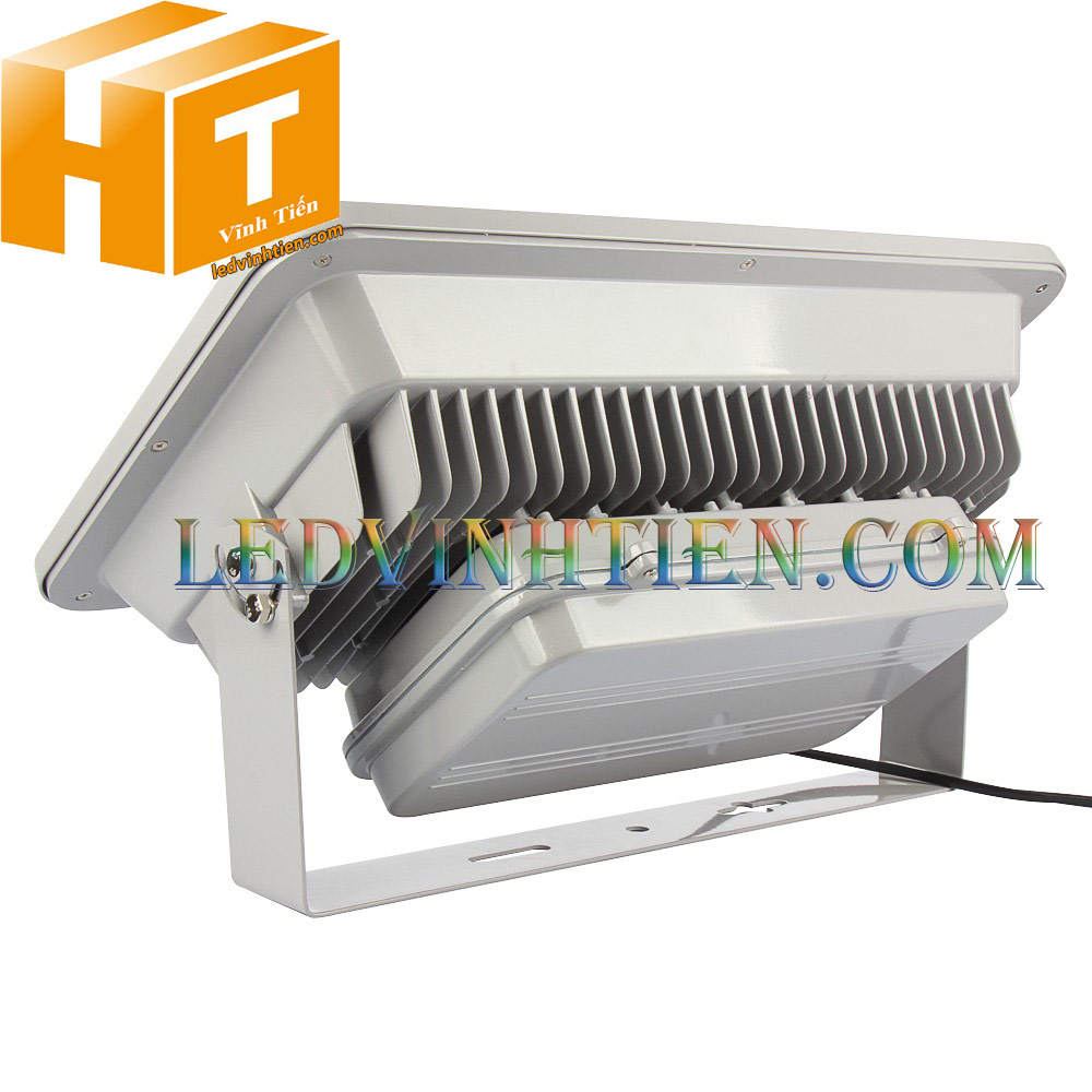 Hình ảnh chi tiết mọi góc cạnh của Đèn pha led 300W vỏ xám loại tốt, giá rẻ, đủ công suất, chip led epistar,  Bridgelux, nichia, philips, dùng chiếu sáng ngoài trời là sản phẩm của công ty đèn led Vĩnh Tiến, nhập khẩu và phân phối sỉ đèn pha chiếu xa được sử dụng cho chiếu sáng biển quảng cáo, sân chơi thể thao, chiếu sáng cho các nhà xưởng, bảng hiệu, bảng quảng cáo,chiếu sáng công cộng,chiếu sáng sân vườn, IP66, 67, 65, ÁNH SÁNG TRẮNG, VÀNG | Góc chiếu 130 độ | LEDVINHTIEN.COM. Công ty chúng tôi chuyên đèn led công nghiệp chiếu sáng xa, rộng, chiếu sáng bảng hiệu, chiếu sáng bảng quảng cáo DÙNG CHIẾU SÁNG NGOÀI TRỜI, SÂN VẬN ĐỘNG, SÂN BANH, QUẢNG TRƯỜNG, CÔNG VIÊN,...