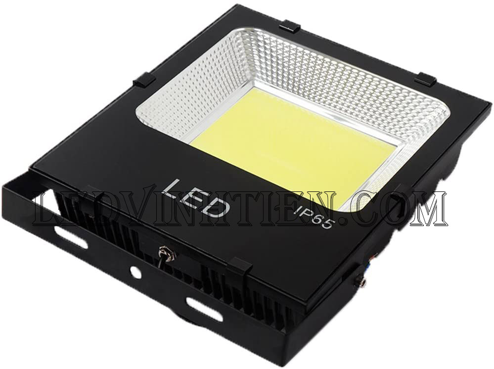 Đèn pha led MODULE 150W ledvinhtien.com, đủ watt, giá rẻ, CHIP LED DÀI, dùng chiếu sáng biển hiệu, banner quảng cáo ngoài trời, sân vườn, công viên, bãi đỗ xe, đèn pha module 50w IP65, 66, 76 được ứng dụng rất đa dạng như chiếu sáng hắt tường tòa nhà, biệt thự, sân vận động, chiếu cây, chiếu biển quảng cáo,nhà xưởng, bảng hiệu, bảng quảng cáo,chiếu sáng công cộng, chiếu sáng sân vườn