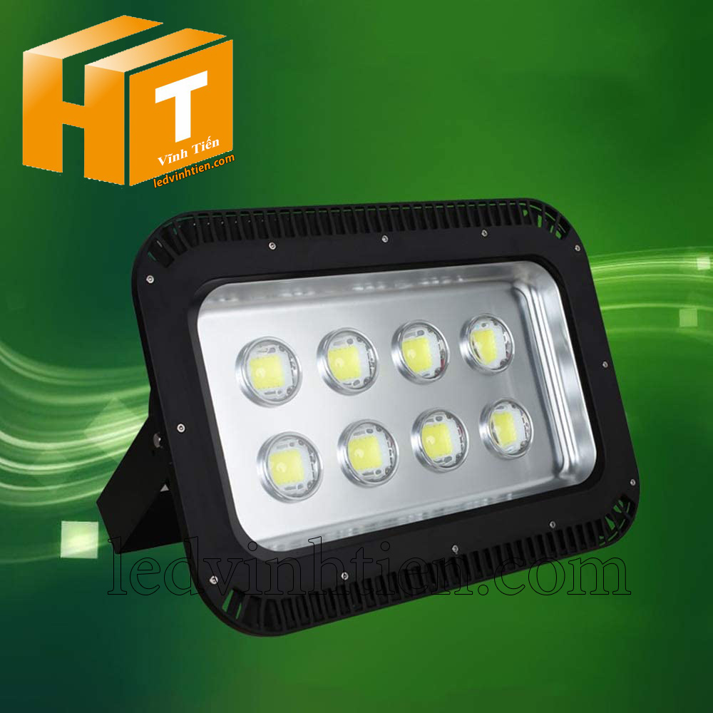 Đèn pha led 400W thấu kính gương lồi, hay còn gọi là đèn pha led lúp chất lượng 100% đủ công suất, dùng chiếu sáng ngoài trời, IP65, 66, 67, chất lượng, ánh sáng chiếu rộng, xa, loại tốt, giá rẻ, chính hãng ledvinhtien.com. Đèn pha led thấu kính 400w sử dụng chip led như: Epistar, Cree, Bridgelux, philips. Đèn pha led thấu kính lồi 400w, Sử dụng trong chiếu sáng công nghiệp như nhà xưởng, nhà máy, bảng hiệu quảng cáo, panner hiển hiệu ngoài trời, hồ, sân vườn, công viên, nhà xưởng, ledvinhtien.com