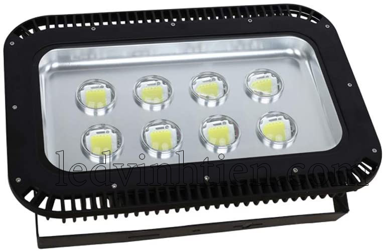 Đèn pha led 400W thấu kính gương lồi, hay còn gọi là đèn pha led lúp chất lượng 100% đủ công suất, dùng chiếu sáng ngoài trời, IP65, 66, 67, chất lượng, ánh sáng chiếu rộng, xa, loại tốt, giá rẻ, chính hãng ledvinhtien.com. Đèn pha led thấu kính 400w sử dụng chip led như: Epistar, Cree, Bridgelux, philips. Đèn pha led thấu kính lồi 400w, Sử dụng trong chiếu sáng công nghiệp như nhà xưởng, nhà máy, bảng hiệu quảng cáo, panner hiển hiệu ngoài trời, hồ, sân vườn, công viên, nhà xưởng, ledvinhtien.com