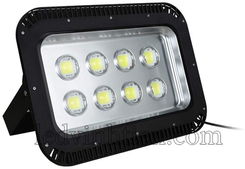 Đèn pha led 400W thấu kính gương lồi, hay còn gọi là đèn pha led lúp chất lượng 100% đủ công suất, dùng chiếu sáng ngoài trời, IP65, 66, 67, chất lượng, ánh sáng chiếu rộng, xa, loại tốt, giá rẻ, chính hãng ledvinhtien.com. Đèn pha led thấu kính 400w sử dụng chip led như: Epistar, Cree, Bridgelux, philips. Đèn pha led thấu kính lồi 400w, Sử dụng trong chiếu sáng công nghiệp như nhà xưởng, nhà máy, bảng hiệu quảng cáo, panner hiển hiệu ngoài trời, hồ, sân vườn, công viên, nhà xưởng, ledvinhtien.com