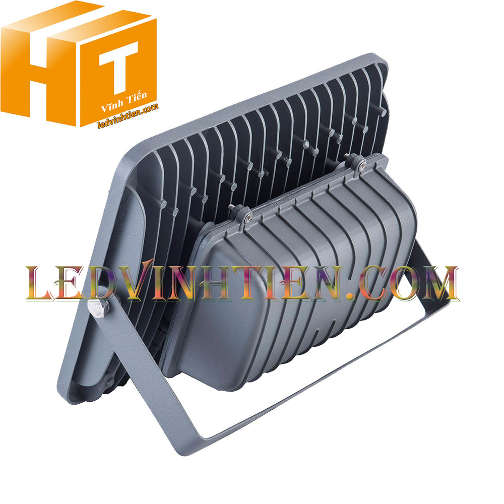Hình ảnh chi tiết mọi góc cạnh của Đèn pha led xương cá 100W loại tốt, giá rẻ, đủ công suất, dùng chiếu sáng ngoài trời là sản phẩm của công ty đèn led Vĩnh Tiến, nhập khẩu và phân phối sỉ đèn pha chiếu xa được sử dụng cho chiếu sáng biển quảng cáo, sân chơi thể thao, chiếu sáng cho các nhà xưởng, bảng hiệu, bảng quảng cáo,chiếu sáng công cộng,chiếu sáng sân vườn, IP66, 67, 65, ÁNH SÁNG TRẮNG, VÀNG | Góc chiếu 130 độ | LEDVINHTIEN.COM chuyên đèn led công nghiệp chiếu sáng xa, rộng, chiếu sáng bảng hiệu, chiếu sáng bảng quảng cáo DÙNG CHIẾU SÁNG NGOÀI TRỜI, SÂN VẬN ĐỘNG, SÂN BANH, QUẢNG TRƯỜNG, CÔNG VIÊN,...