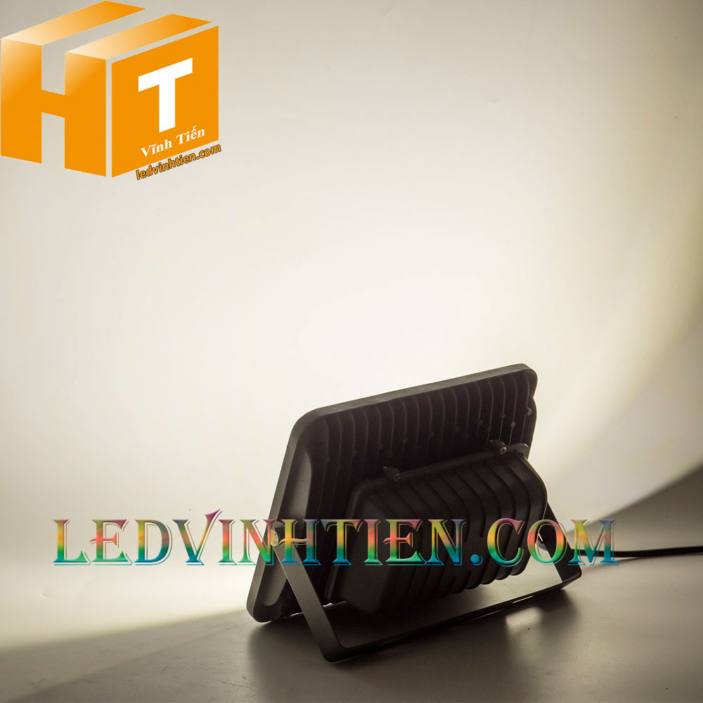 Hình ảnh chi tiết mọi góc cạnh của Đèn pha led xương cá 100W loại tốt, giá rẻ, đủ công suất, dùng chiếu sáng ngoài trời là sản phẩm của công ty đèn led Vĩnh Tiến, nhập khẩu và phân phối sỉ đèn pha chiếu xa được sử dụng cho chiếu sáng biển quảng cáo, sân chơi thể thao, chiếu sáng cho các nhà xưởng, bảng hiệu, bảng quảng cáo,chiếu sáng công cộng,chiếu sáng sân vườn, IP66, 67, 65, ÁNH SÁNG TRẮNG, VÀNG | Góc chiếu 130 độ | LEDVINHTIEN.COM chuyên đèn led công nghiệp chiếu sáng xa, rộng, chiếu sáng bảng hiệu, chiếu sáng bảng quảng cáo DÙNG CHIẾU SÁNG NGOÀI TRỜI, SÂN VẬN ĐỘNG, SÂN BANH, QUẢNG TRƯỜNG, CÔNG VIÊN,...