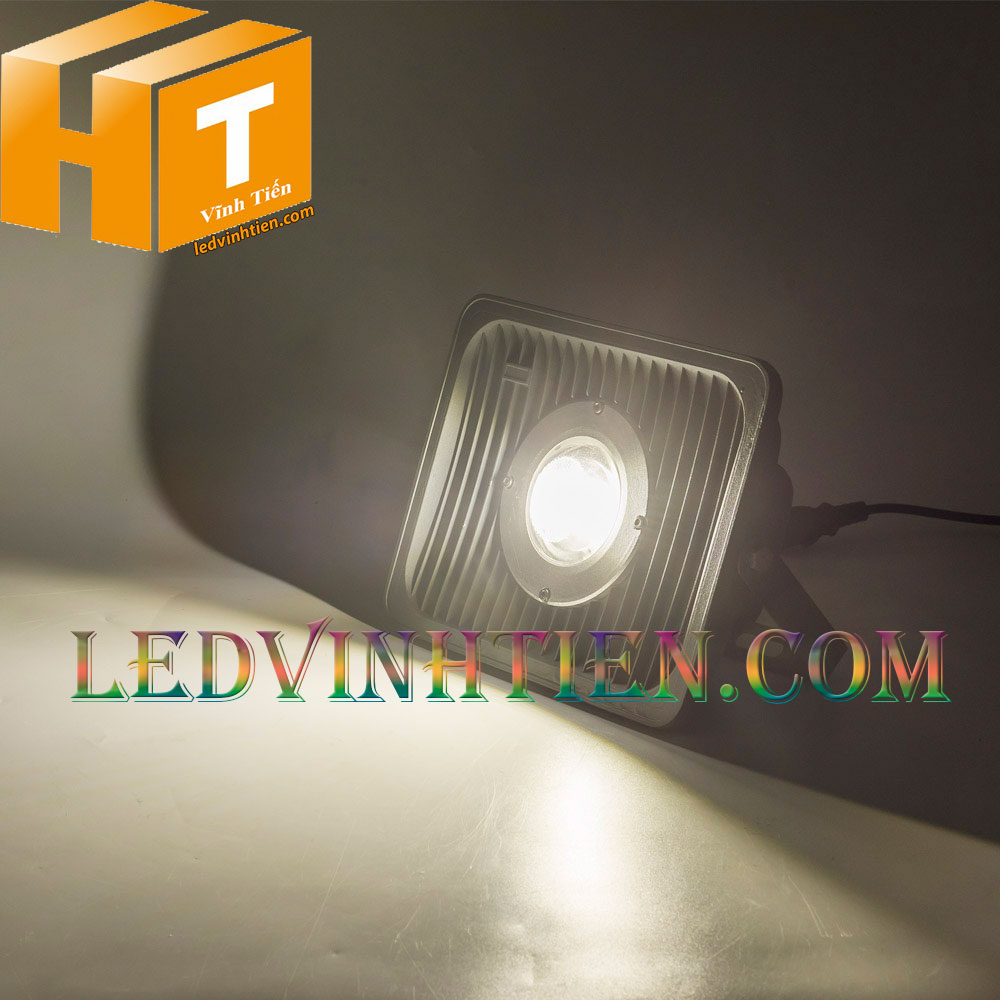 Hình ảnh chi tiết mọi góc cạnh của Đèn pha led xương cá 30W loại tốt, giá rẻ, đủ công suất, dùng chiếu sáng ngoài trời là sản phẩm của công ty đèn led Vĩnh Tiến, nhập khẩu và phân phối sỉ đèn pha chiếu xa được sử dụng cho chiếu sáng biển quảng cáo, sân chơi thể thao, chiếu sáng cho các nhà xưởng, bảng hiệu, bảng quảng cáo,chiếu sáng công cộng,chiếu sáng sân vườn, IP66, 67, 65, ÁNH SÁNG TRẮNG, VÀNG | Góc chiếu 130 độ | LEDVINHTIEN.COM chuyên đèn led công nghiệp chiếu sáng xa, rộng, chiếu sáng bảng hiệu, chiếu sáng bảng quảng cáo DÙNG CHIẾU SÁNG NGOÀI TRỜI, SÂN VẬN ĐỘNG, SÂN BANH, QUẢNG TRƯỜNG, CÔNG VIÊN,...