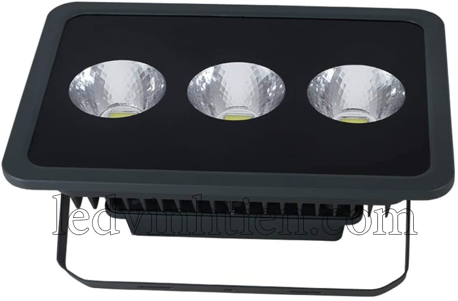 Đèn pha ly 150w, là sản phẩm của công ty đèn led Vĩnh Tiến, nhập khẩu và phân phối sỉ , đèn pha led ly led tụ quang 150W được sử dụng cho chiếu sáng biển quảng cáo, sân chơi thể thao. Đèn pha led 150W chiếu xa - tụ quang ledvinhtien.com chiếu sáng cho các nhà xưởng, bảng hiệu, bảng quảng cáo,chiếu sáng công cộng,chiếu sáng sân vườn Đèn pha led ly sử dụng chip tụ quang công xuất 150W IP66, 67, 65, ÁNH SÁNG TRẮNG, VÀNG | Góc chiếu 60 độ | LEDVINHTIEN.COM chuyên đèn led công nghiệp chiếu sáng xa, rộng, chiếu sáng bảng hiệu, chiếu sáng bảng quảng cáo DÙNG CHIẾU SÁNG NGOÀI TRỜI, SÂN VẬN ĐỘNG, SÂN BANH, QUẢNG TRƯỜNG, CÔNG VIÊN,...