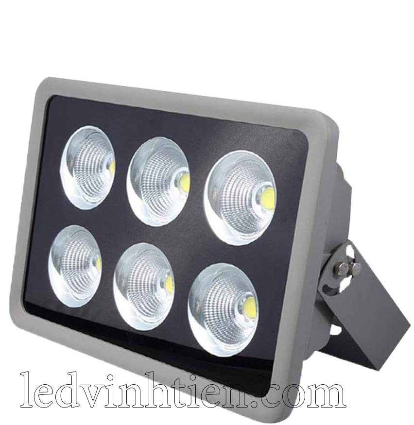 Đèn pha ly 300w, là sản phẩm của công ty đèn led Vĩnh Tiến, nhập khẩu và phân phối sỉ , đèn pha led ly led tụ quang 300W được sử dụng cho chiếu sáng biển quảng cáo, sân chơi thể thao. Đèn pha led 300W chiếu xa - tụ quang ledvinhtien.com chiếu sáng cho các nhà xưởng, bảng hiệu, bảng quảng cáo,chiếu sáng công cộng,chiếu sáng sân vườn Đèn pha led ly sử dụng chip tụ quang công xuất 300W IP66, 67, 65, ÁNH SÁNG TRẮNG, VÀNG | Góc chiếu 60 độ | LEDVINHTIEN.COM chuyên đèn led công nghiệp chiếu sáng xa, rộng, chiếu sáng bảng hiệu, chiếu sáng bảng quảng cáo DÙNG CHIẾU SÁNG NGOÀI TRỜI, SÂN VẬN ĐỘNG, SÂN BANH, QUẢNG TRƯỜNG, CÔNG VIÊN,...