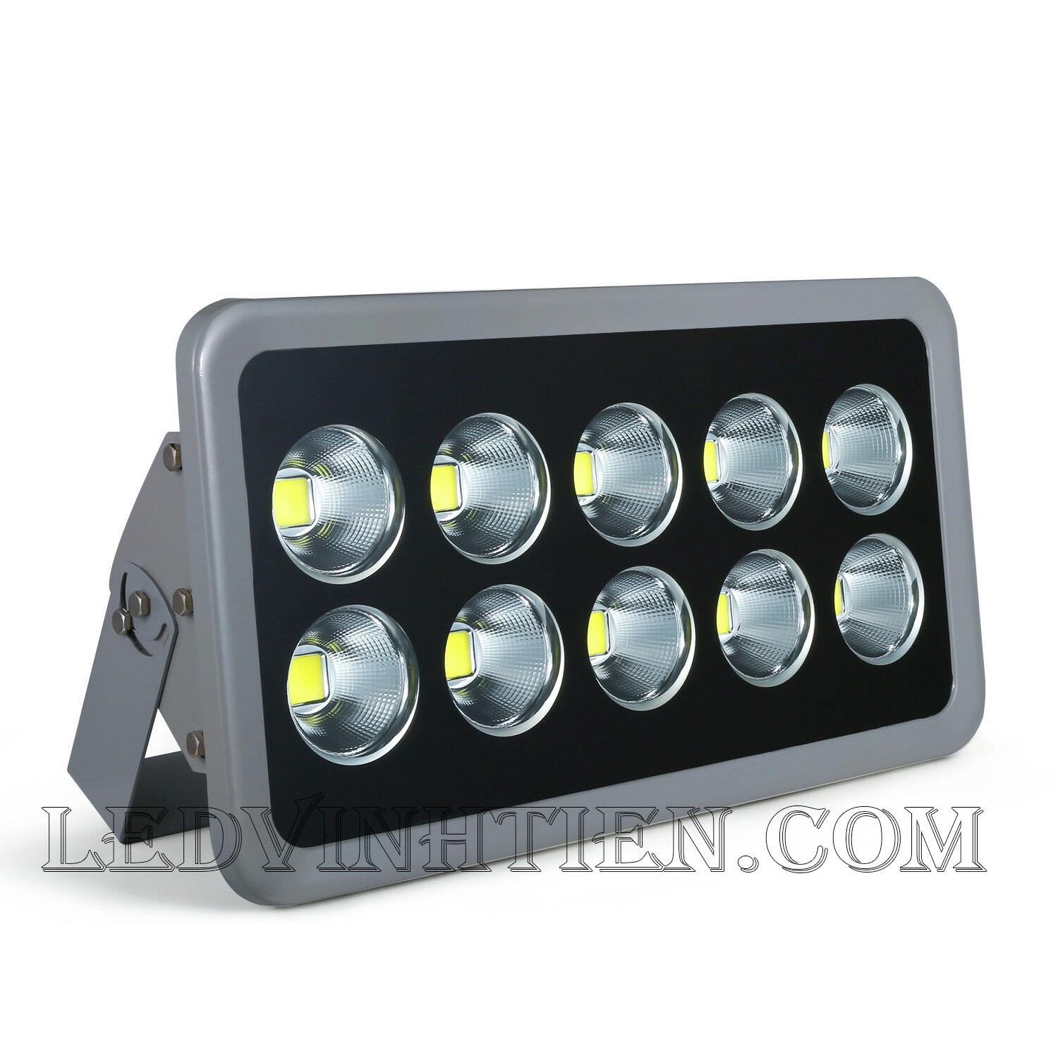 Đèn pha ly 500w, là sản phẩm của công ty đèn led Vĩnh Tiến, nhập khẩu và phân phối sỉ , đèn pha led ly led tụ quang 500W được sử dụng cho chiếu sáng biển quảng cáo, sân chơi thể thao. Đèn pha led 500W chiếu xa - tụ quang ledvinhtien.com chiếu sáng cho các nhà xưởng, bảng hiệu, bảng quảng cáo,chiếu sáng công cộng,chiếu sáng sân vườn Đèn pha led ly sử dụng chip tụ quang công xuất 500W IP66, 67, 65, ÁNH SÁNG TRẮNG, VÀNG | Góc chiếu 60 độ | LEDVINHTIEN.COM chuyên đèn led công nghiệp chiếu sáng xa, rộng, chiếu sáng bảng hiệu, chiếu sáng bảng quảng cáo DÙNG CHIẾU SÁNG NGOÀI TRỜI, SÂN VẬN ĐỘNG, SÂN BANH, QUẢNG TRƯỜNG, CÔNG VIÊN,...
