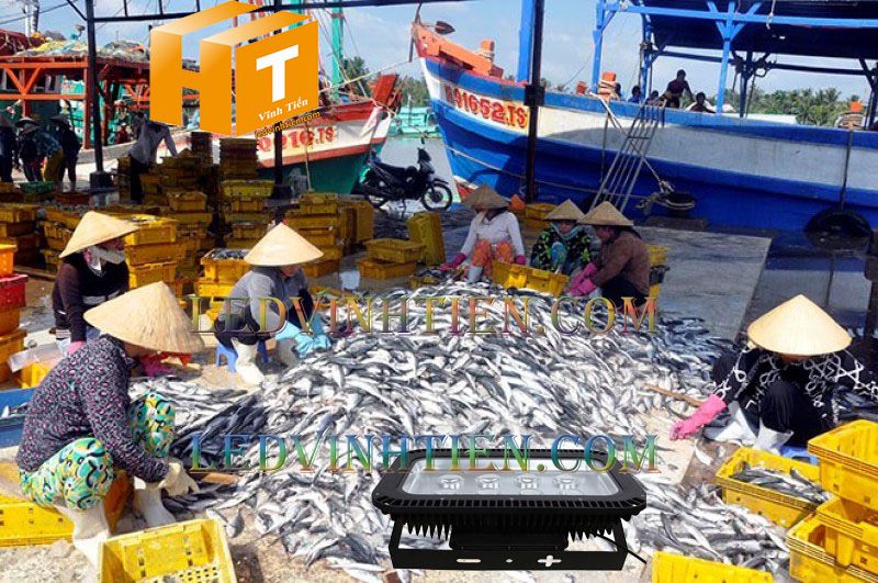 Công ty Vĩnh Tiến sản xuất các loại đèn pha led chiếu sáng tàu biển 400W, hàng hải, tàu thủy công suất cao, dùng ngoài trời, chống nhiễu bộ đàm