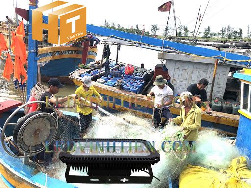 Công ty Vĩnh Tiến sản xuất các loại đèn pha led chiếu sáng tàu biển 400W, hàng hải, tàu thủy công suất cao, dùng ngoài trời, chống nhiễu bộ đàm