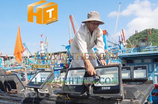 Công ty Vĩnh Tiến sản xuất các loại đèn pha led chiếu sáng tàu biển 400W, hàng hải, tàu thủy công suất cao, dùng ngoài trời, chống nhiễu bộ đàm