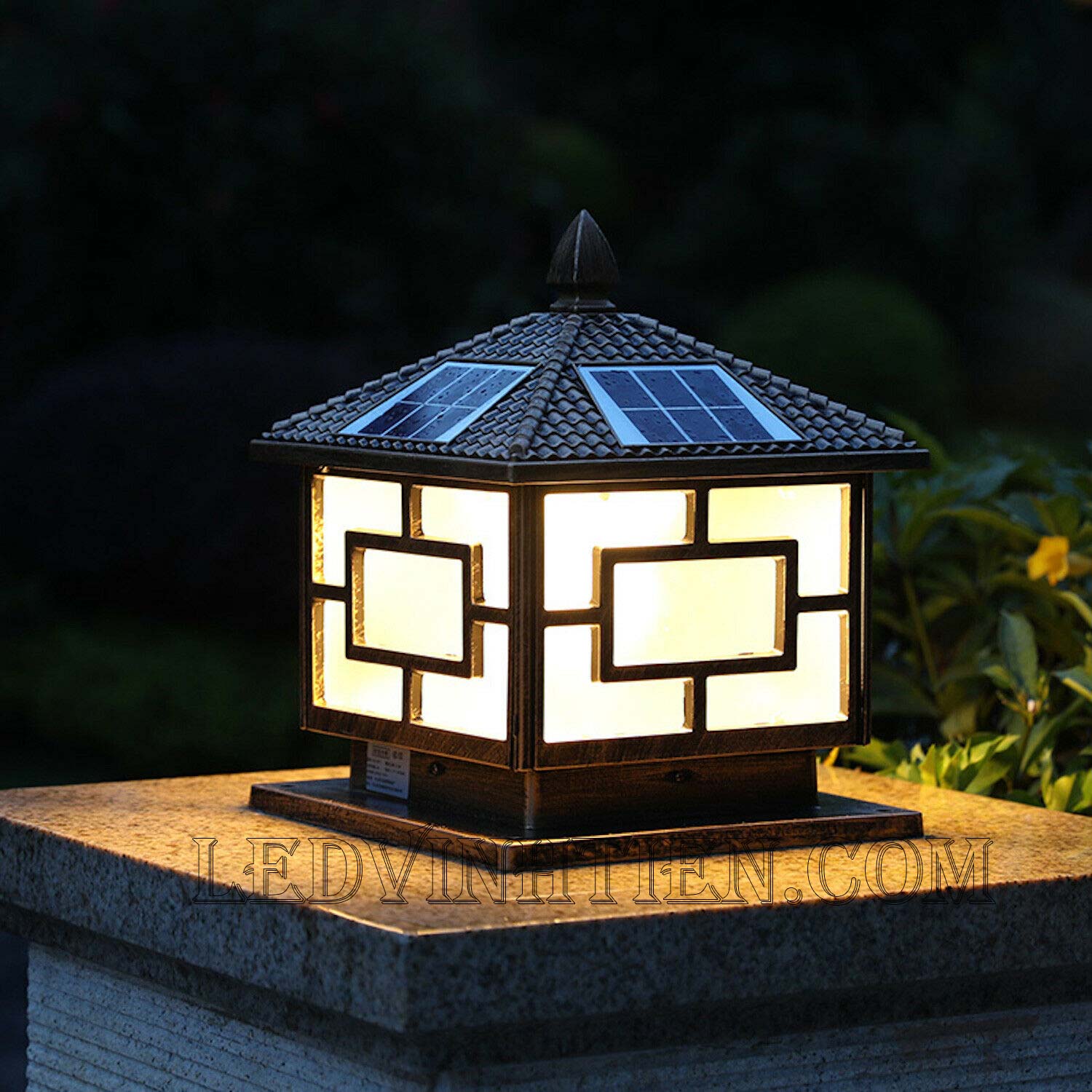 Đèn trụ cổng năng lượng mặt trời cao cấp loại tốt, giá rẻ, chất lượng, dùng ngoài trời, có khả năng chống nước, chống bụi đạt tiêu chuẩn IP65 (mã Đèn trụ cổng năng lượng mặt trời VTHT-TCNLMT-001). dùng chiếu sáng ngoài trời, tiết kiệm điện, Bạn có thể yên tâm khi lắp đặt sản phẩm ở ngoài trời sản xuất bởi công ty tnhh kinh doanh vĩnh tiến, ledvinhtien.com