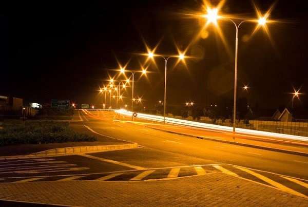 vì sao đèn đường thường có ánh sáng vàng