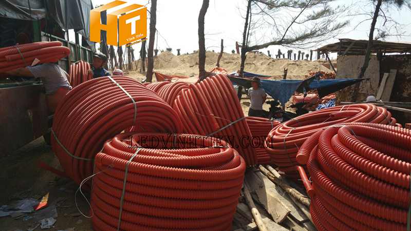 Ống nhựa xoắn HDPE màu cam giao tại công trình