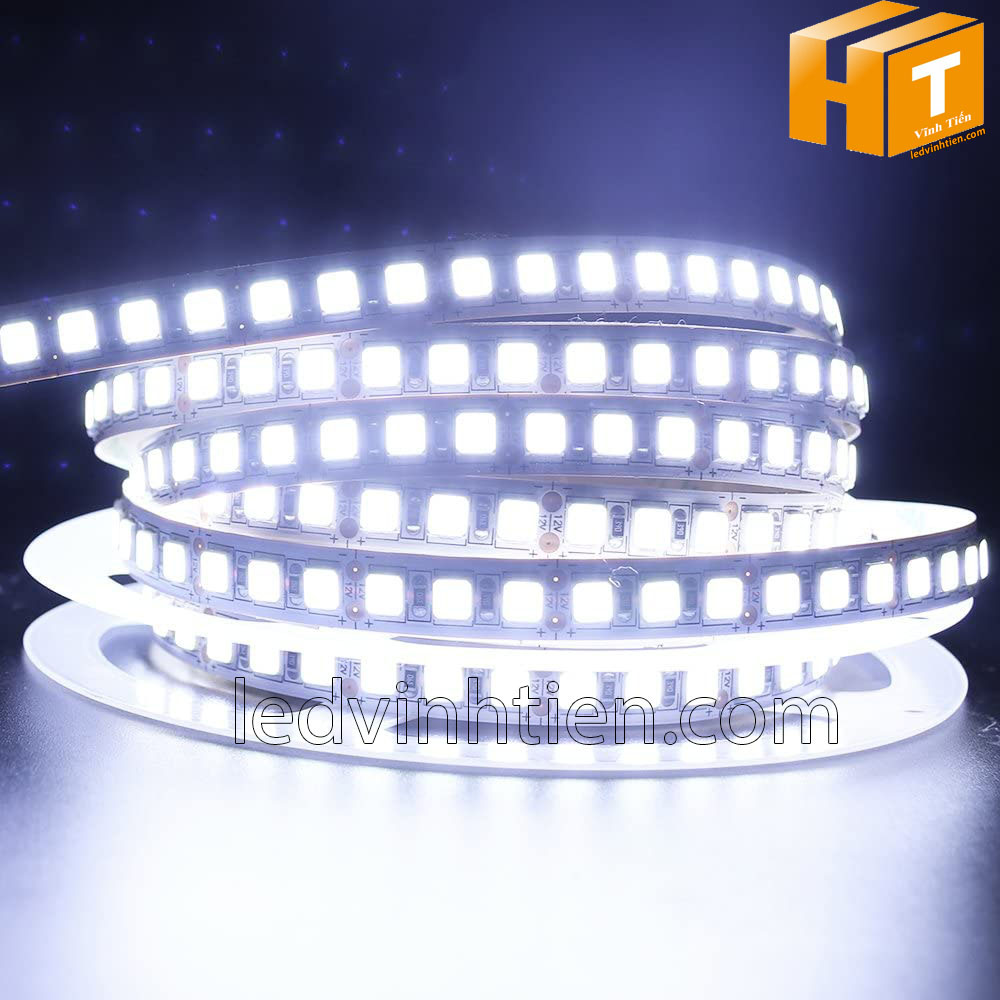 ảnh chụp nhiều góc cạnh của đèn LED DÂY DÁN chip SMD 5054 ánh sáng trắng siêu sáng là loại led dây dán cuộn dài 5m, chạy điện 12V, ledvinhtien.com