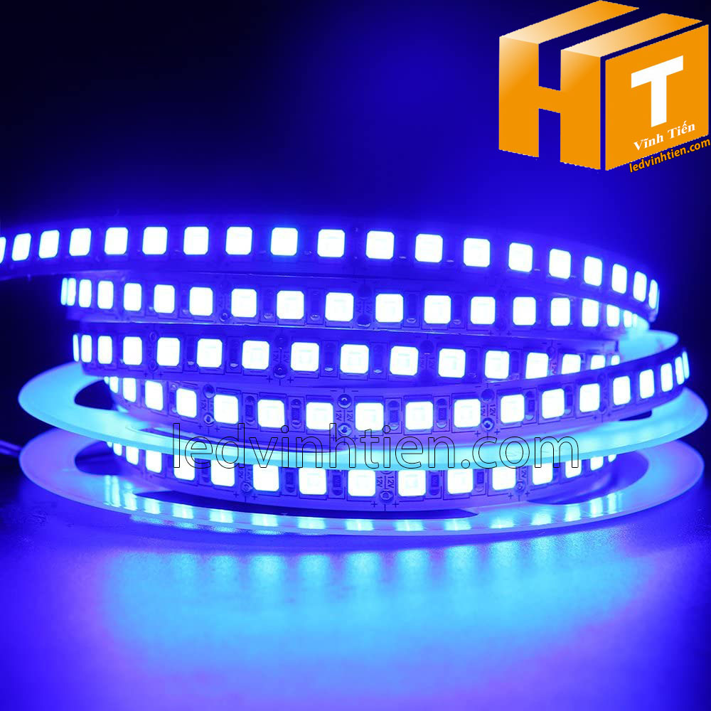 Ảnh chụp nhiều góc cạnh của đèn LED DÂY DÁN chip SMD 5054 ánh sáng xanh dương siêu sáng là loại led dây dán cuộn dài 5m, chạy điện 12V, ledvinhtien.com