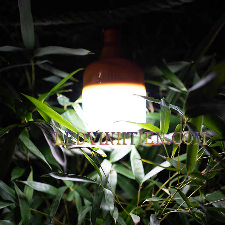 Đèn led búp năng lượng mặt trời 60W. sử dụng năng lượng mặt trời chiếu sáng từ 3-5 năm không lo tốn tiền điện,  hiêu JINDIAN, Thời gian chiếu sáng đến 12-14 giờ liên tục, Đèn có tính năng tự động bật khi trời tối và tắt khi trời sáng.  Lắp đặt dễ dàng, phù hợp mọi địa hình,  Thắp sáng suốt đêm, tránh xa sự dòm ngó của trộm cắp  Kèm theo điều khiển bật/tắt từ xa và chế độ hằng giờ hiện đại giúp cuộc sống của bạn dễ dàng và tiện lợi hơn bao giờ hết.  Tấm pin công nghệ Poly, tuổi thọ lên đến 10-12 năm. Thích hợp lắp đặt trong nhà, các ki ốt, nhà hàng, trên tàu thuyền. sản phẩm đèn năng lượng dùng ngoài trời, loại tốt, giá rẻ, chất lượng, siêu sáng, cảm úng chuyển động, chính hãng ledvinhtien.com
