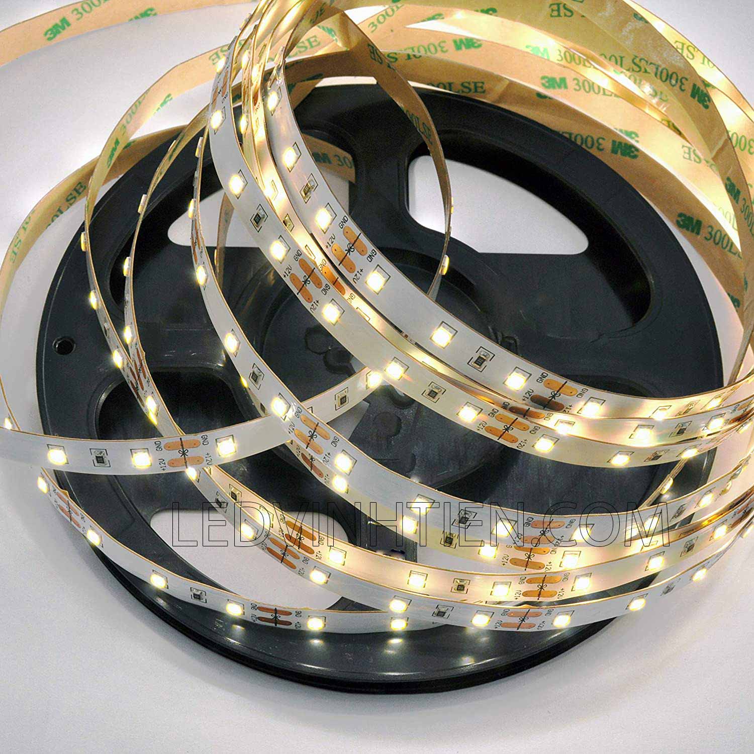 Ảnh chụp nhiều góc cạnh của đèn LED DÂY DÁN chip SMD 5050, 2835 chíp led samsung, korrea,  ánh sáng màu trung tính 4000k đến 4500k siêu sáng là loại led dây dán cuộn dài 5m, chạy điện 12V, dùng chiếu sáng nội thất, tủ kệ, quầy bar, bếp, hắt trần, trang trí quán cà phê, ledvinhtien.com