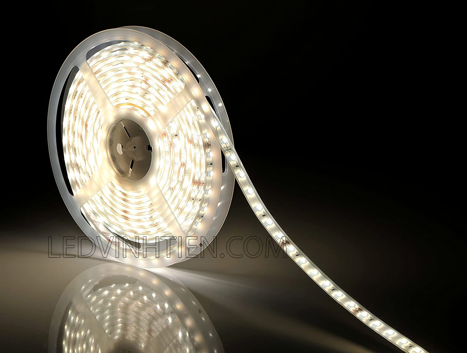 Ảnh chụp nhiều góc cạnh của đèn LED DÂY DÁN chip SMD 5050, 2835 chíp led samsung, korrea,  ánh sáng màu trung tính 4000k đến 4500k siêu sáng là loại led dây dán cuộn dài 5m, chạy điện 12V, dùng chiếu sáng nội thất, tủ kệ, quầy bar, bếp, hắt trần, trang trí quán cà phê, ledvinhtien.com