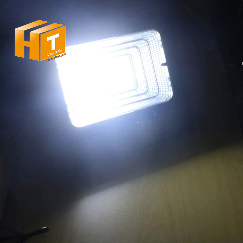 Đèn pha năng lượng mặt trời 300W (Đèn pha led năng lượng mặt trời 300W VTHT-NLMT008). sử dụng năng lượng mặt trời chiếu sáng từ 3-5 năm không lo tốn tiền điện,  hiêu JINDIAN, Thời gian chiếu sáng đến 10-12 giờ liên tục,  Đèn có tính năng tự động bật khi trời tối và tắt khi trời sáng.  Lắp đặt dễ dàng, phù hợp mọi địa hình,  Thắp sáng suốt đêm, tránh xa sự dòm ngó của trộm cắp  Kèm theo điều khiển bật/tắt từ xa và chế độ hằng giờ hiện đại giúp cuộc sống của bạn dễ dàng và tiện lợi hơn bao giờ hết.  Tấm pin công nghệ Poly, tuổi thọ lên đến 10-12 năm. Thích hợp lắp đặt trong nhà, các ki ốt, nhà hàng, trên tàu thuyền. sản phẩm đèn năng lượng dùng ngoài trời, loại tốt, giá rẻ, chất lượng, siêu sáng, cảm úng chuyển động, chính hãng ledvinhtien.com